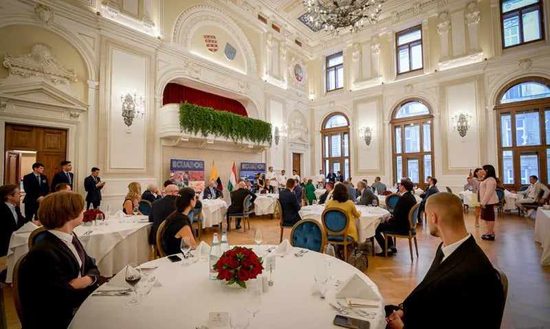 Elegante Kaffeegala im Saal